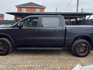 2025 Ram 1500 Crew Cab V Рестайлинг, чёрный, 8390000 рублей, вид 4