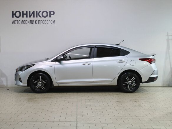 2020 Hyundai Solaris II Рестайлинг, серебристый, 1779000 рублей - вид 1
