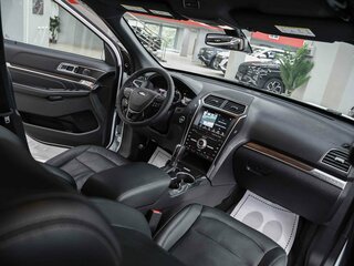 2017 Ford Explorer V Рестайлинг, белый, 2450000 рублей, вид 5