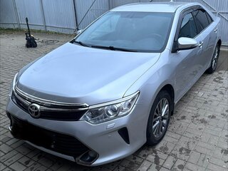 2017 Toyota Camry VII (XV50) Рестайлинг 2, серебристый, 1995000 рублей, вид 4