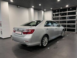 2012 Toyota Camry VII (XV50), серебристый, 1455000 рублей, вид 3