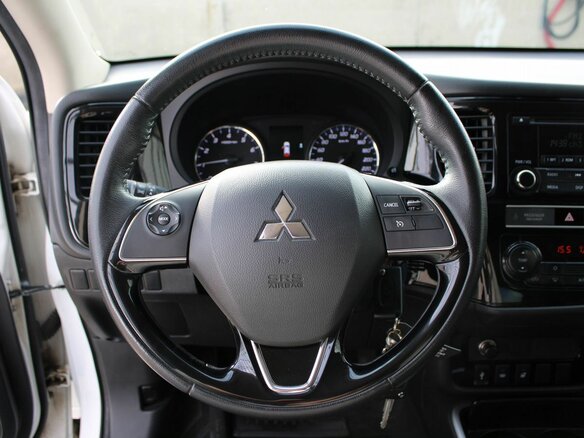 2019 Mitsubishi Outlander III Рестайлинг 3, белый - вид 9