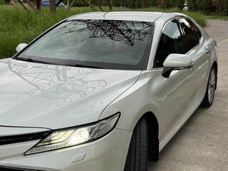 2020 Toyota Camry VIII (XV70), белый, 2390000 рублей, вид 3