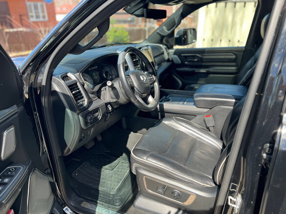 2020 Ram 1500 Crew Cab V, чёрный, 6600000 рублей - вид 8