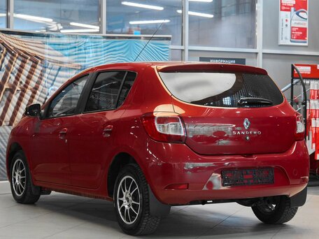 2015 Renault Sandero II, красный, 729000 рублей, вид 4