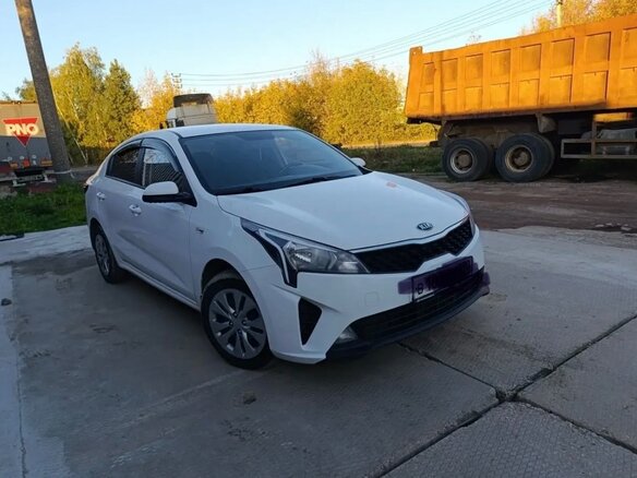 2021 Kia Rio IV Рестайлинг, белый - вид 3