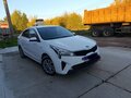 2021 Kia Rio IV Рестайлинг, белый - вид 3