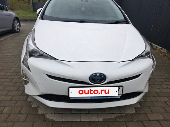 2017 Toyota Prius IV (XW50), белый - вид 3