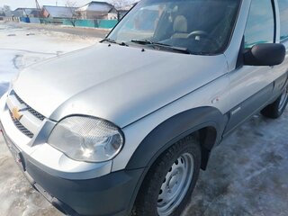 2013 Chevrolet Niva I Рестайлинг, серебристый, 630000 рублей, вид 4