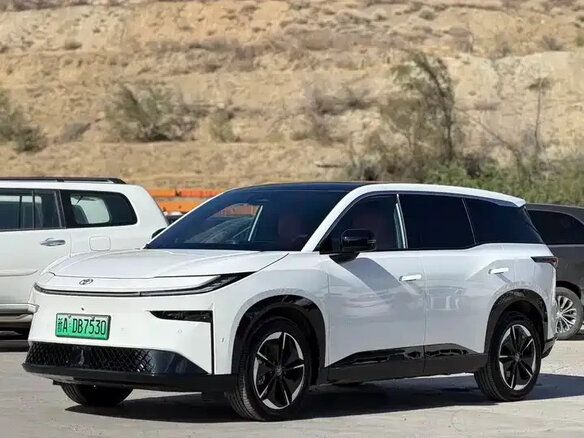 2026 Toyota bZ3X 50 kWh, белый, 2382099 рублей