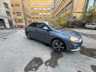 2017 Hyundai Solaris II, серый, 850000 рублей, вид 2