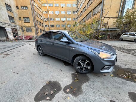 2017 Hyundai Solaris II, серый, 850000 рублей, вид 2