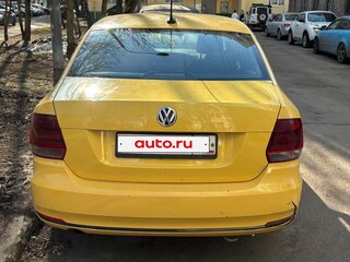 2017 Volkswagen Polo V Рестайлинг, жёлтый, 380000 рублей, вид 3