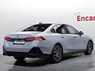 2024 BMW 5 серии 520i VIII (G60/G61/G68), серебристый, 6226138 рублей, вид 3