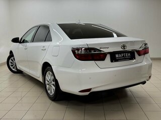 2017 Toyota Camry VII (XV50) Рестайлинг, белый, 2589000 рублей, вид 4