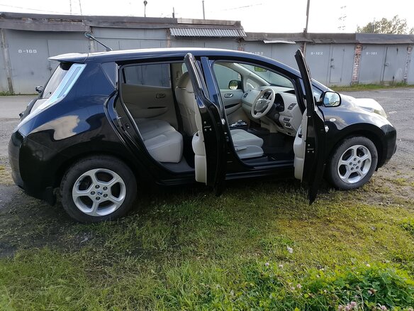 2015 Nissan Leaf 30kWh I (ZE0/AZE0), чёрный, 1100000 рублей - вид 3