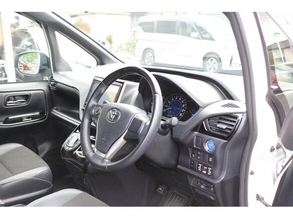 2021 Toyota Noah III (R80) Рестайлинг, белый, 2050000 рублей - вид 12
