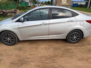 2016 Hyundai Solaris I Рестайлинг, серебристый, 760000 рублей, вид 4