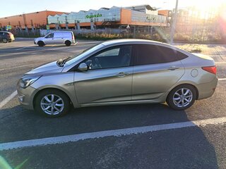 2011 Hyundai Solaris I, золотистый, 650000 рублей, вид 4