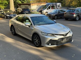 2021 Toyota Camry VIII (XV70) Рестайлинг, серебристый, 3500000 рублей, вид 1
