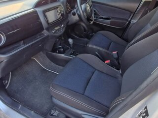 2017 Toyota Vitz III (XP130) Рестайлинг 2, серебристый, 1000000 рублей, вид 5