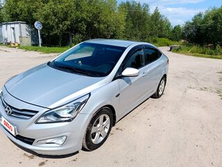 2015 Hyundai Solaris I Рестайлинг, серебристый, 700000 рублей, вид 1