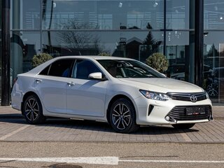2017 Toyota Camry VII (XV50) Рестайлинг, белый, 1815000 рублей, вид 3