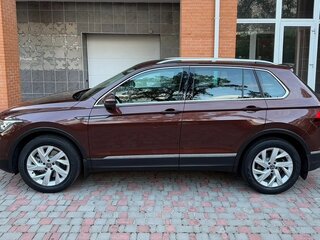 2021 Volkswagen Tiguan II Рестайлинг, коричневый, 2800000 рублей, вид 4