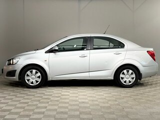2014 Chevrolet Aveo II, серебристый, 550000 рублей, вид 2