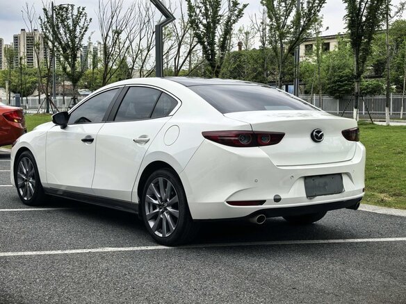 2022 Mazda 3 Axela IV (BP), белый, 1340000 рублей - вид 3