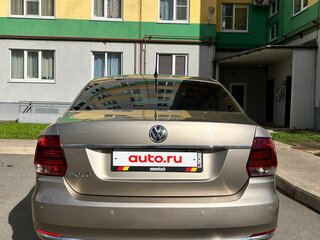 2015 Volkswagen Polo V Рестайлинг, бежевый, 850000 рублей, вид 4