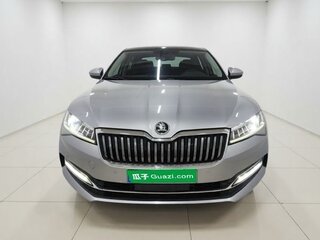 2022 Skoda Superb III Рестайлинг, серебристый, 2230000 рублей, вид 1