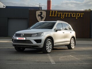 2015 Volkswagen Touareg II Рестайлинг, серебристый, 3400000 рублей, вид 2