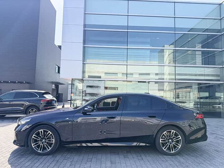 2024 BMW 5 серии 525i VIII (G60/G61/G68), чёрный, 5175437 рублей, вид 2