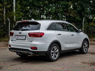 2019 Kia Sorento III Prime Рестайлинг, белый, 3050000 рублей, вид 2