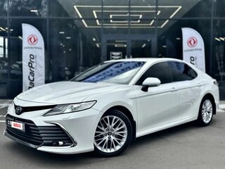 2021 Toyota Camry VIII (XV70) Рестайлинг, белый, 3020000 рублей, вид 1