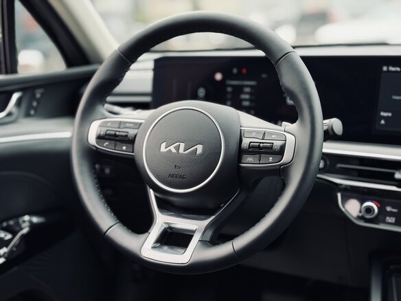 2026 Kia K5 III Рестайлинг, чёрный, 5070000 рублей - вид 14