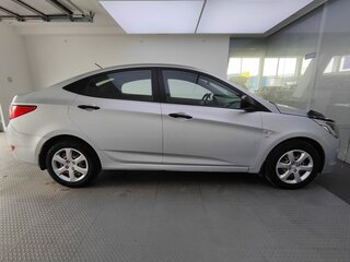 2015 Hyundai Solaris I Рестайлинг, серебристый, 610000 рублей, вид 4