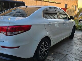 2015 Kia Rio III Рестайлинг, белый, 1100000 рублей, вид 4