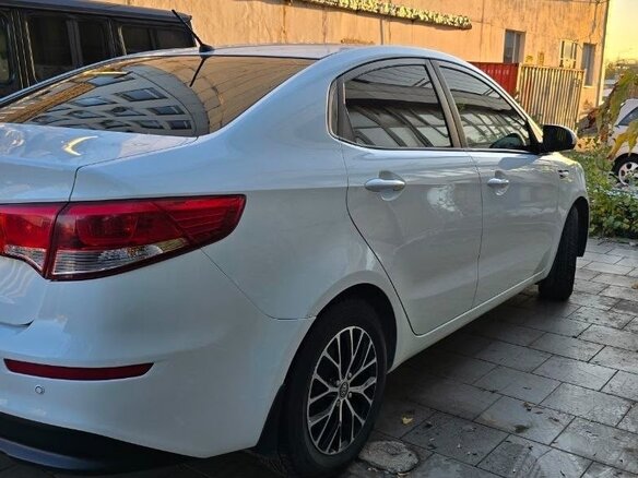 2015 Kia Rio III Рестайлинг, белый, 1100000 рублей - вид 3