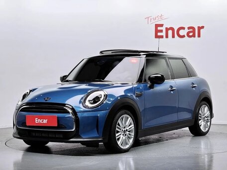 2022 Mini Hatch Cooper III (F55/F56) Рестайлинг 2, синий, 1840000 рублей, вид 1