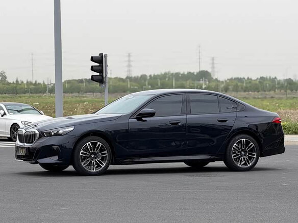 2026 BMW 5 серии 525i VIII (G60/G61/G68), чёрный, 5473466 рублей - вид 1