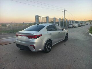 2017 Kia Rio IV, серебристый, 699000 рублей, вид 2