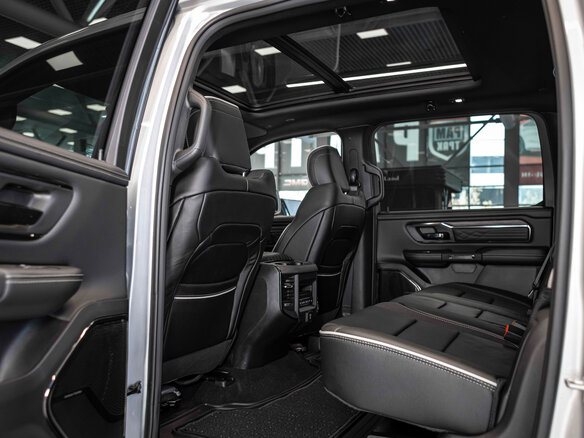 2026 Ram 1500 Crew Cab V Рестайлинг, серебристый, 12105636 рублей - вид 17