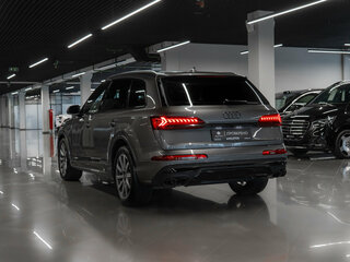 2021 Audi Q7 45 TDI II (4M) Рестайлинг, серый, 6700000 рублей, вид 4