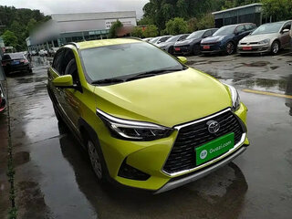 2022 Toyota Yaris IV, жёлтый, 1050099 рублей, вид 3