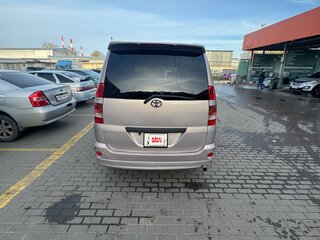 2002 Toyota Noah I (R60), коричневый, 750000 рублей, вид 4