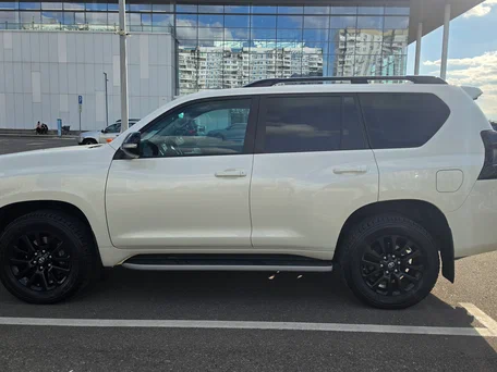 2021 Toyota Land Cruiser Prado 150 Series Рестайлинг 3, белый, 6950000 рублей, вид 4