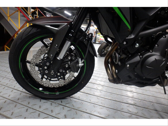 2025 Kawasaki Versys 650, серый, 930000 рублей - вид 16