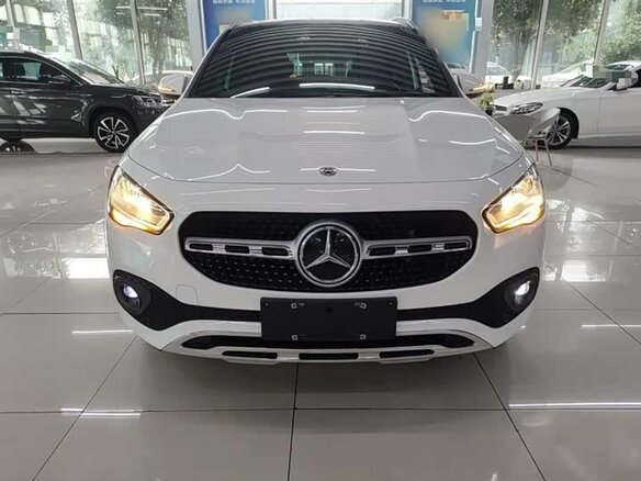 2021 Mercedes-Benz GLA 180 II (H247), белый, 1980000 рублей - вид 1